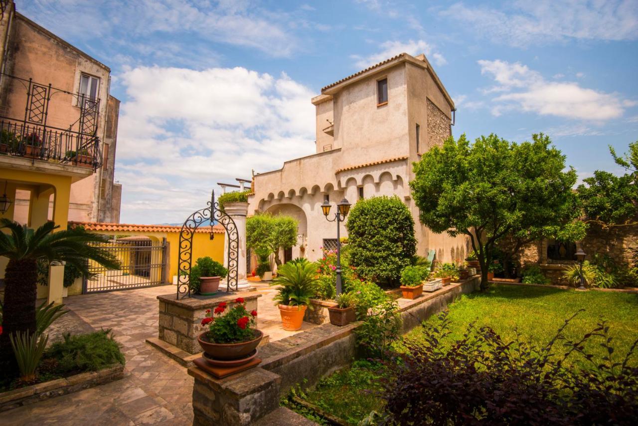 Torre Caetana Bed & Breakfast Минтурно Екстериор снимка
